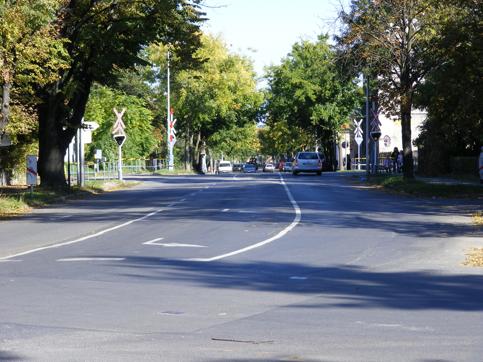 A Kossuth Lajos utcai átjáró az Erzsébet kert felől nézve.