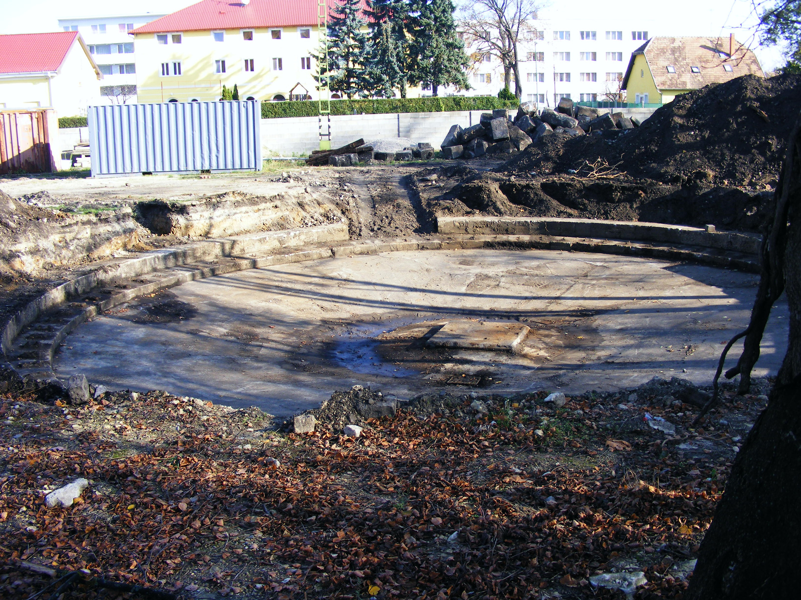 Az egykori fordítókorong földtől megszabadított betonmedencéje.