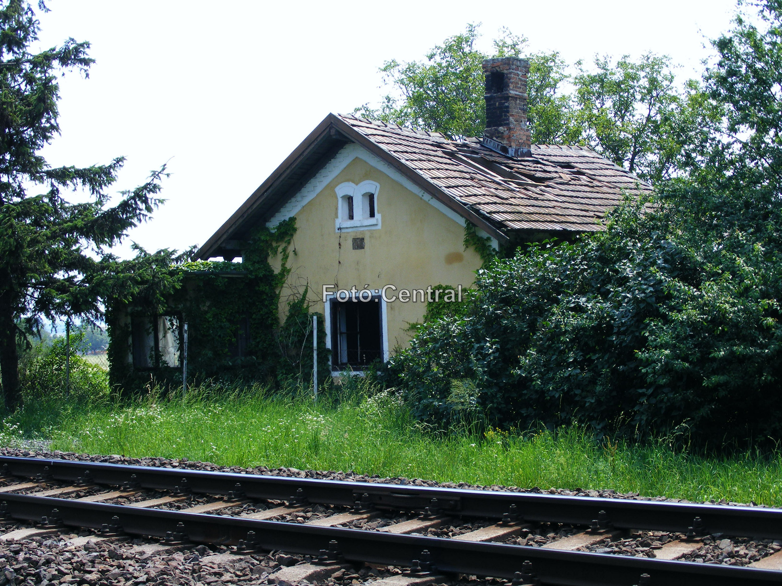 A Sopron-Fertőboz állomásközben áll az egykori 51-es vonalőrház.