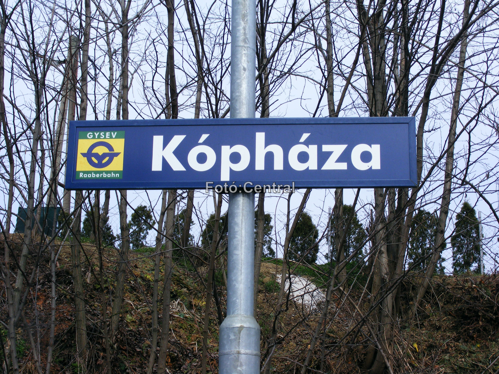 A megállóhely egyik névtáblája.