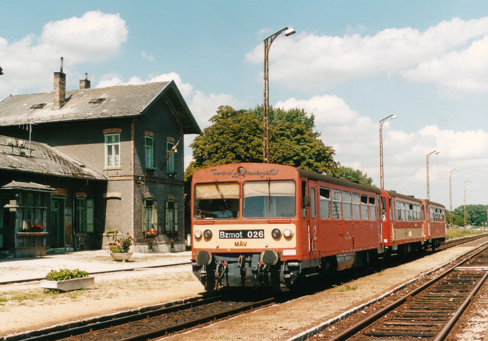 Íme egy kép 1999-böl amikor Harka állomás még MÁV állomás volt. 