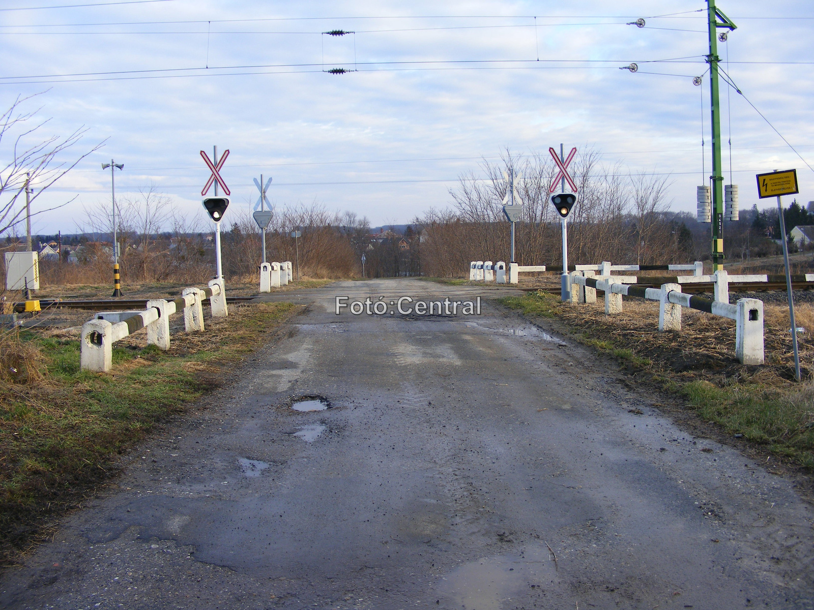 Az állomás SR 1-es útátjárója Újtagmajor felől fotózva.
