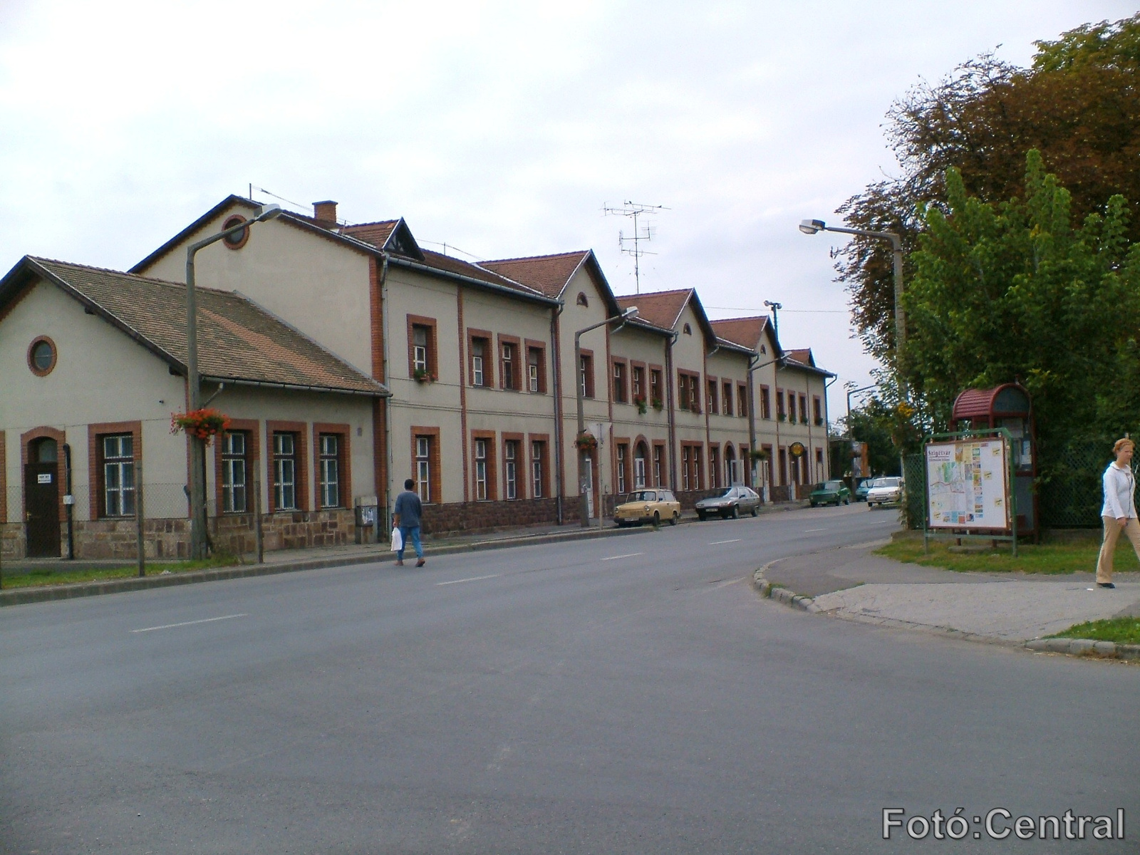 Az állomás felvételi épületének utcafront felőli képe Szentlőrin