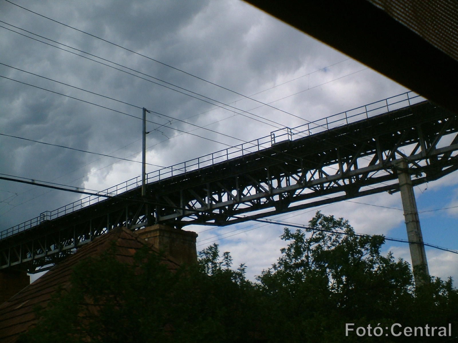 Az állomás közelében lévő viadukt.