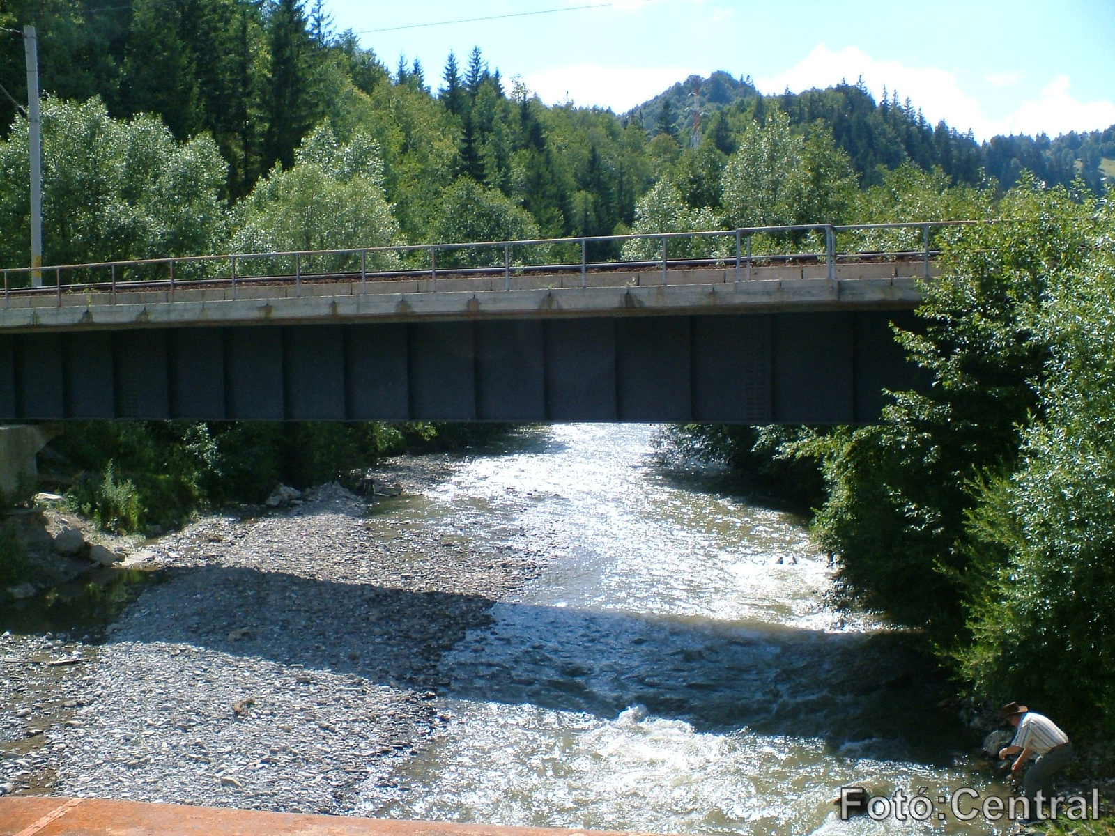A Tatros folyó mai vasúti hídja az egykori határnál.