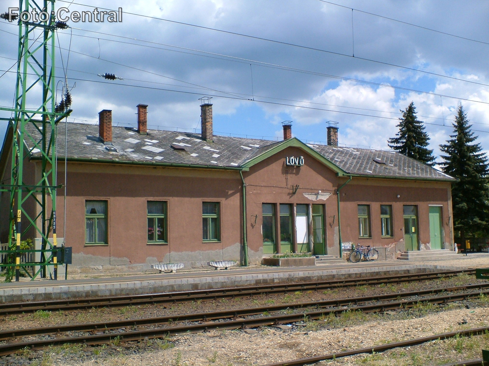 Az állomás felvételi épülete Nagycenk felől nézve.