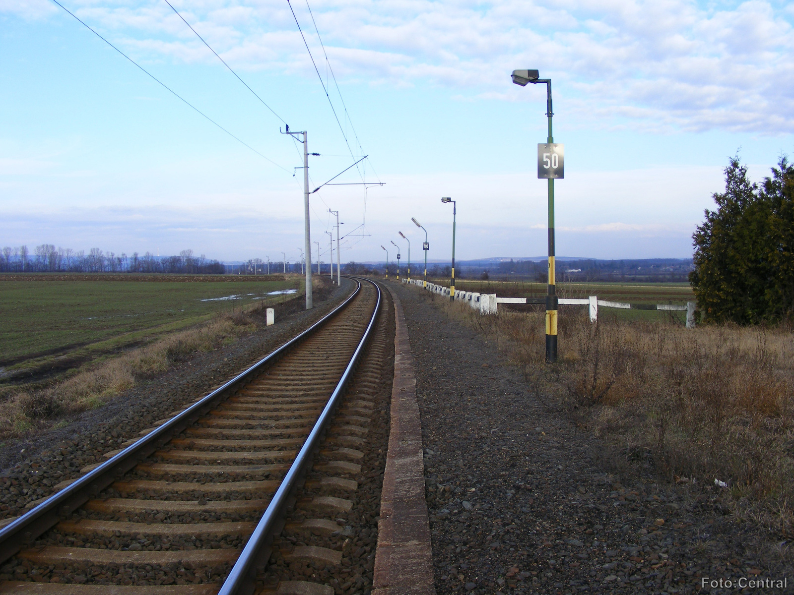 A megállóhely peronja Nagycenk állomás felé nézve.