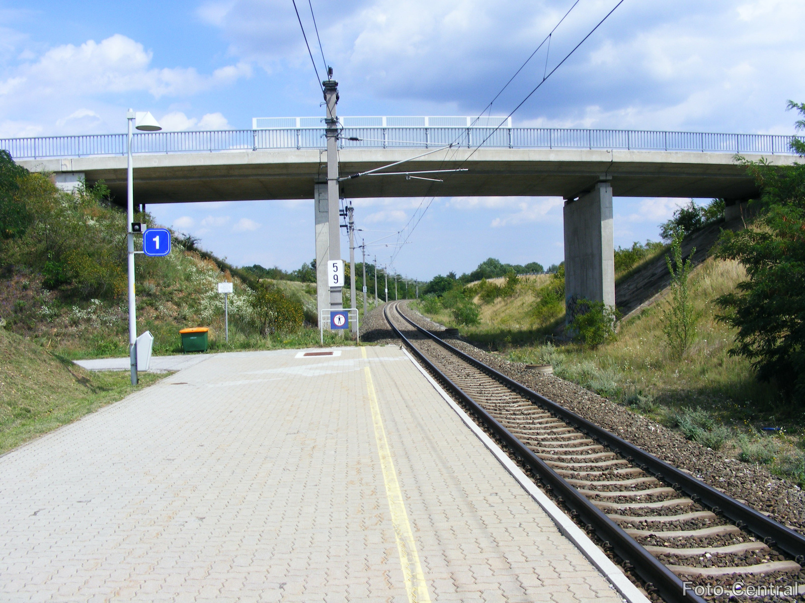 A megállóhelynél lévő közúti felüljáró.