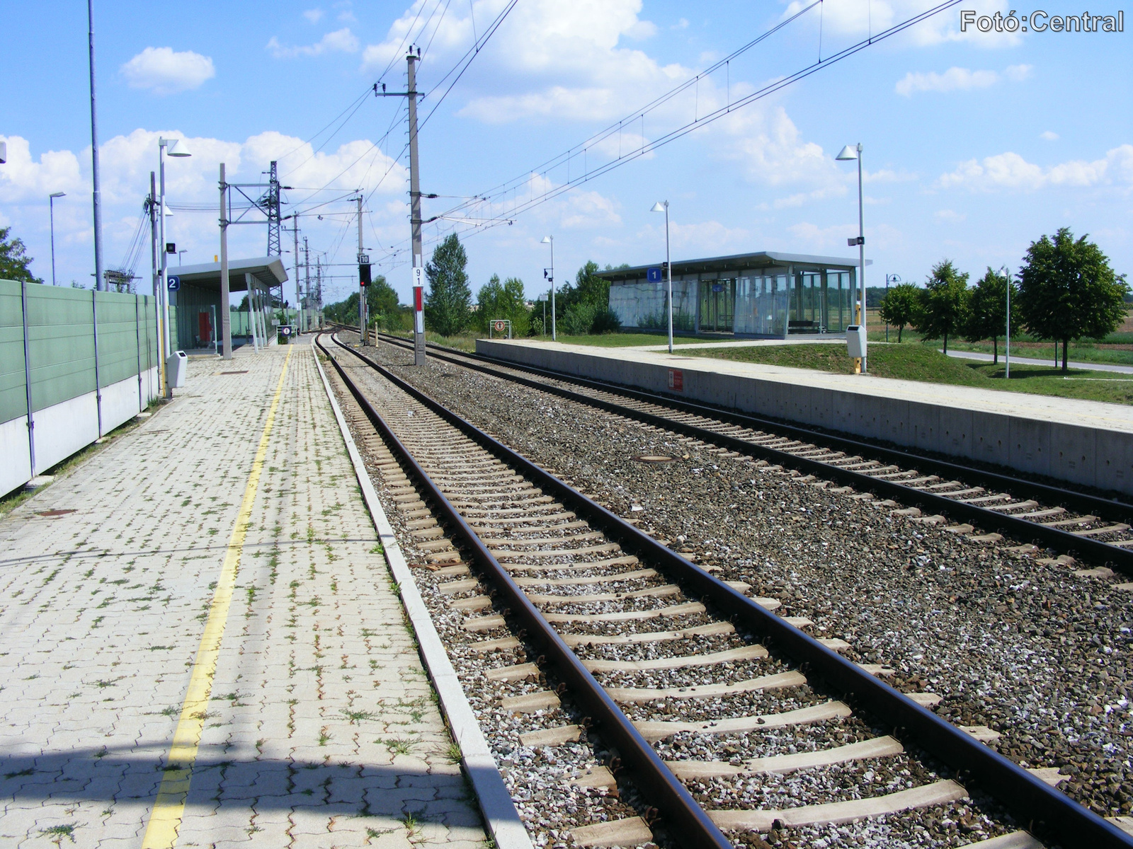 A 2.számú vágány mellett lévő peron Köpcsény felé nézve.