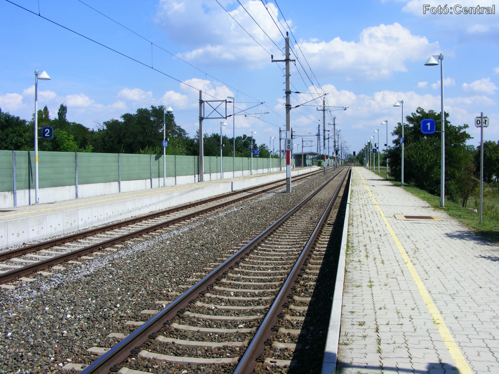 Az 1.számú vágány mellett lévő peron Köpcsény felé nézve.