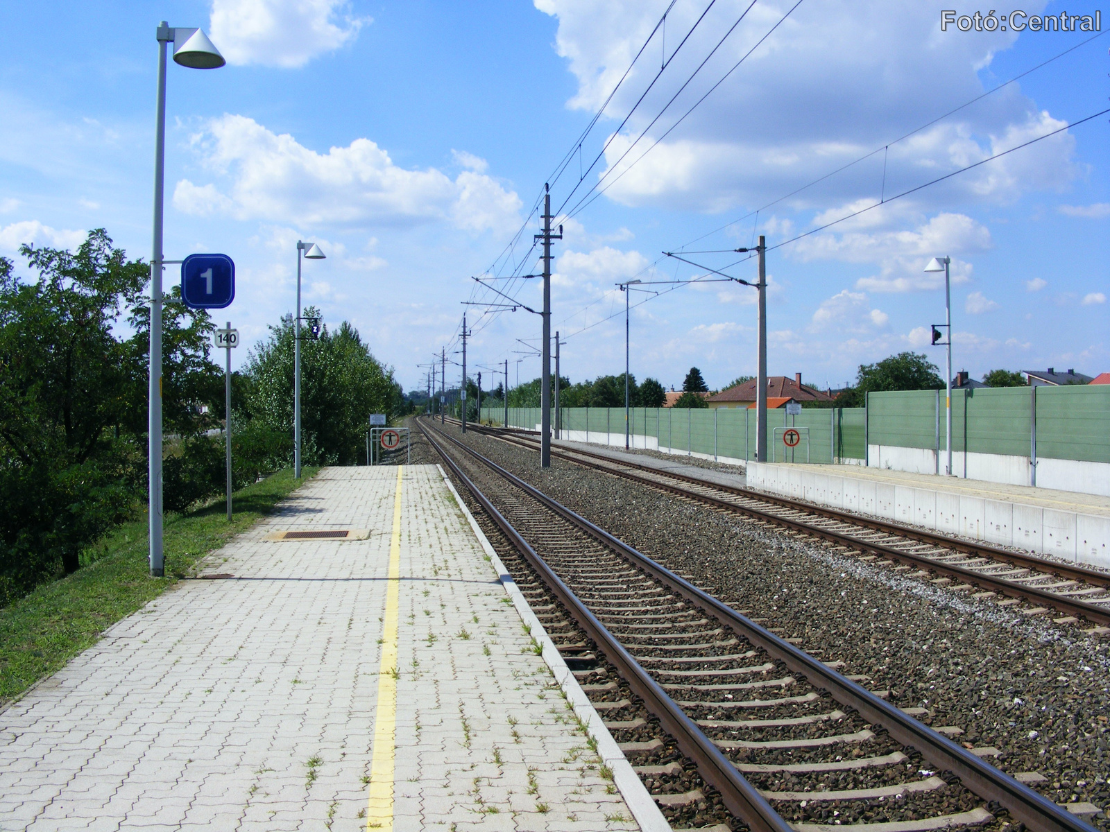 Az 1.számú vágány mellett lévő peron Pándorfalu felé nézve.