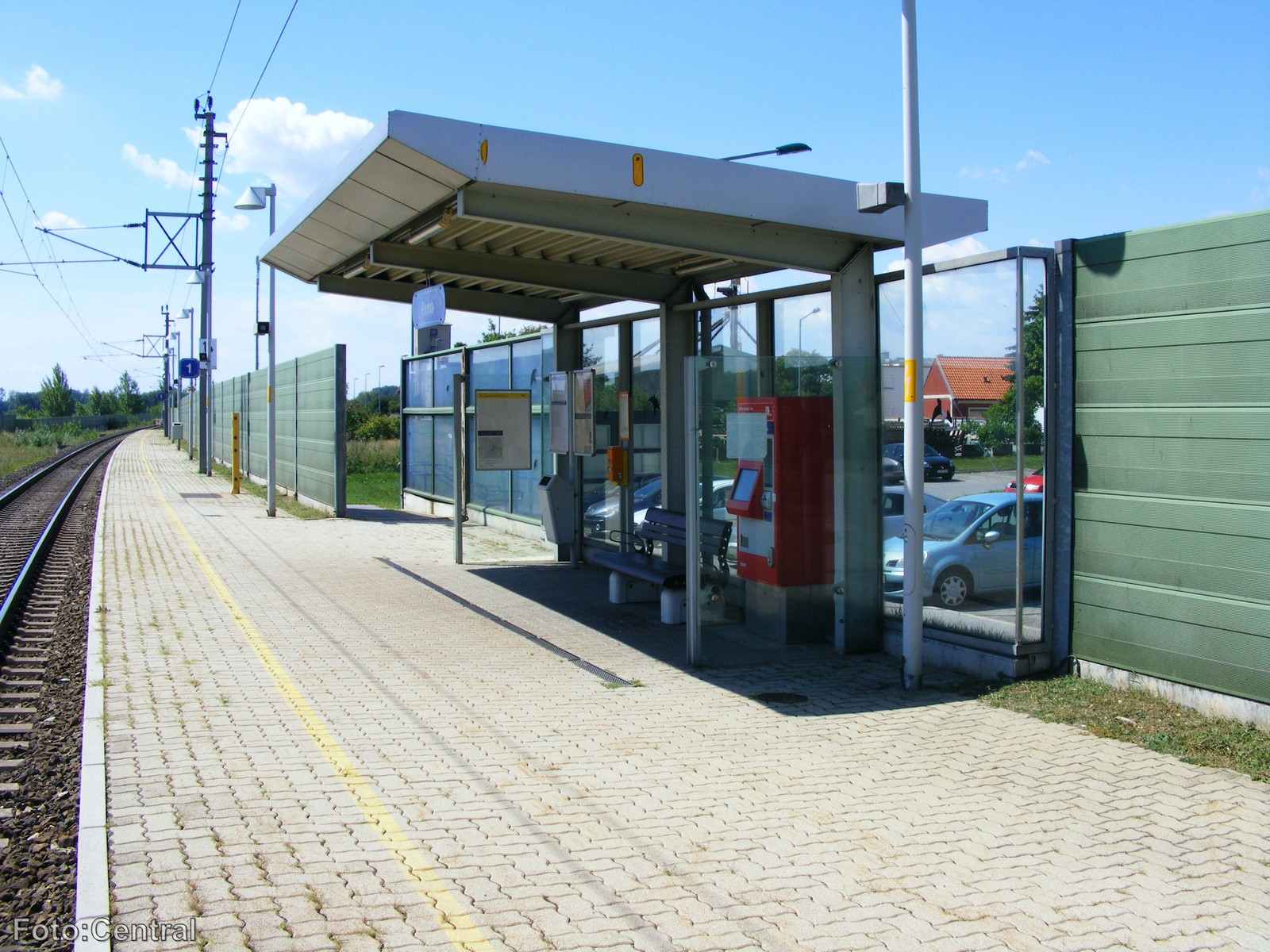 A megállóhely esőbeállója Köpcsény felől nézve.