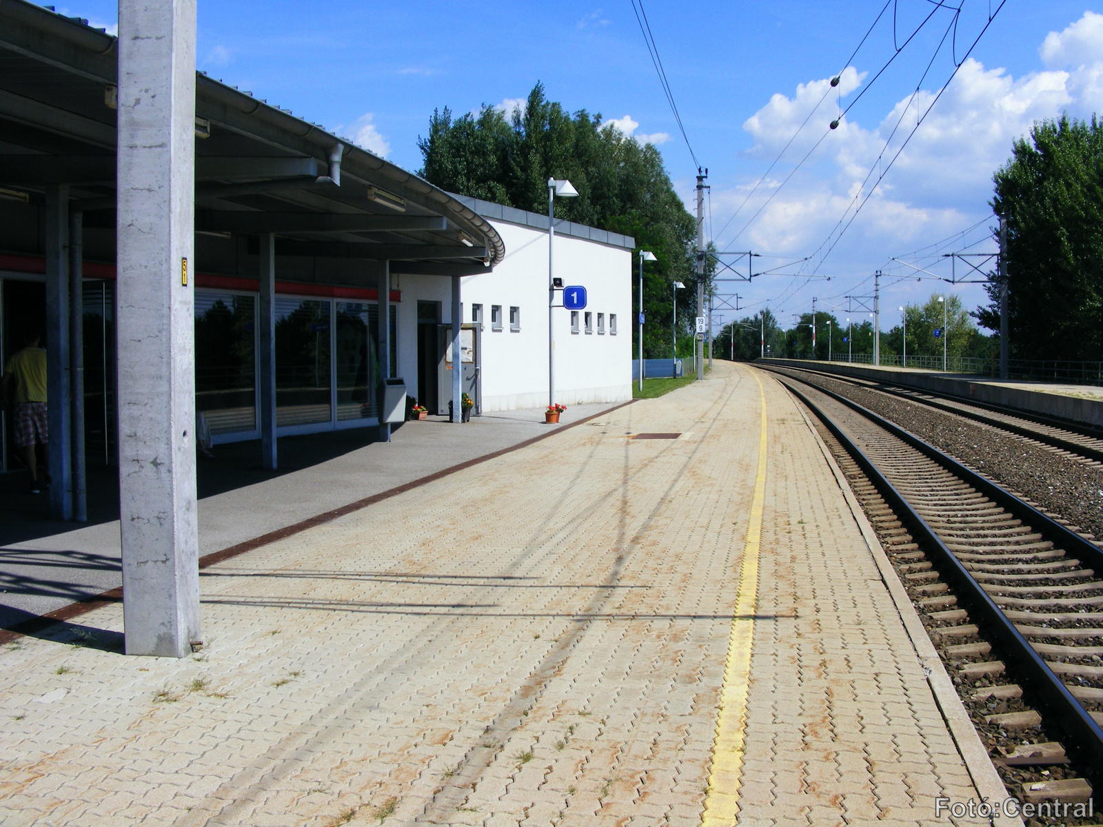 Az 1.számú vágány mellett lévő peron Pozsonyligetfalu felé nézve