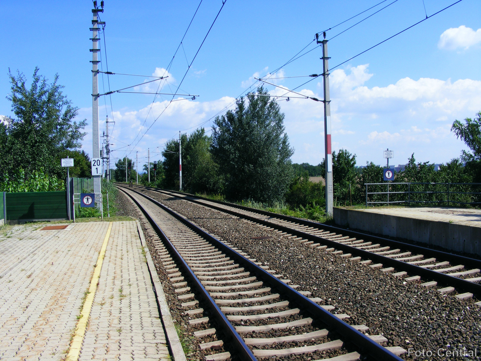 Az 1.számú vágány mellett lévő peron Pozsonyligetfalu felé nézve