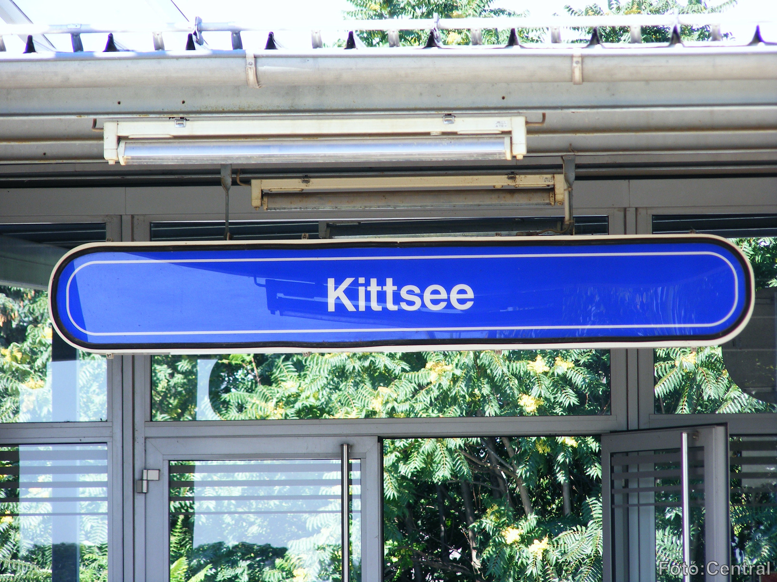 Az állomás névtáblája.