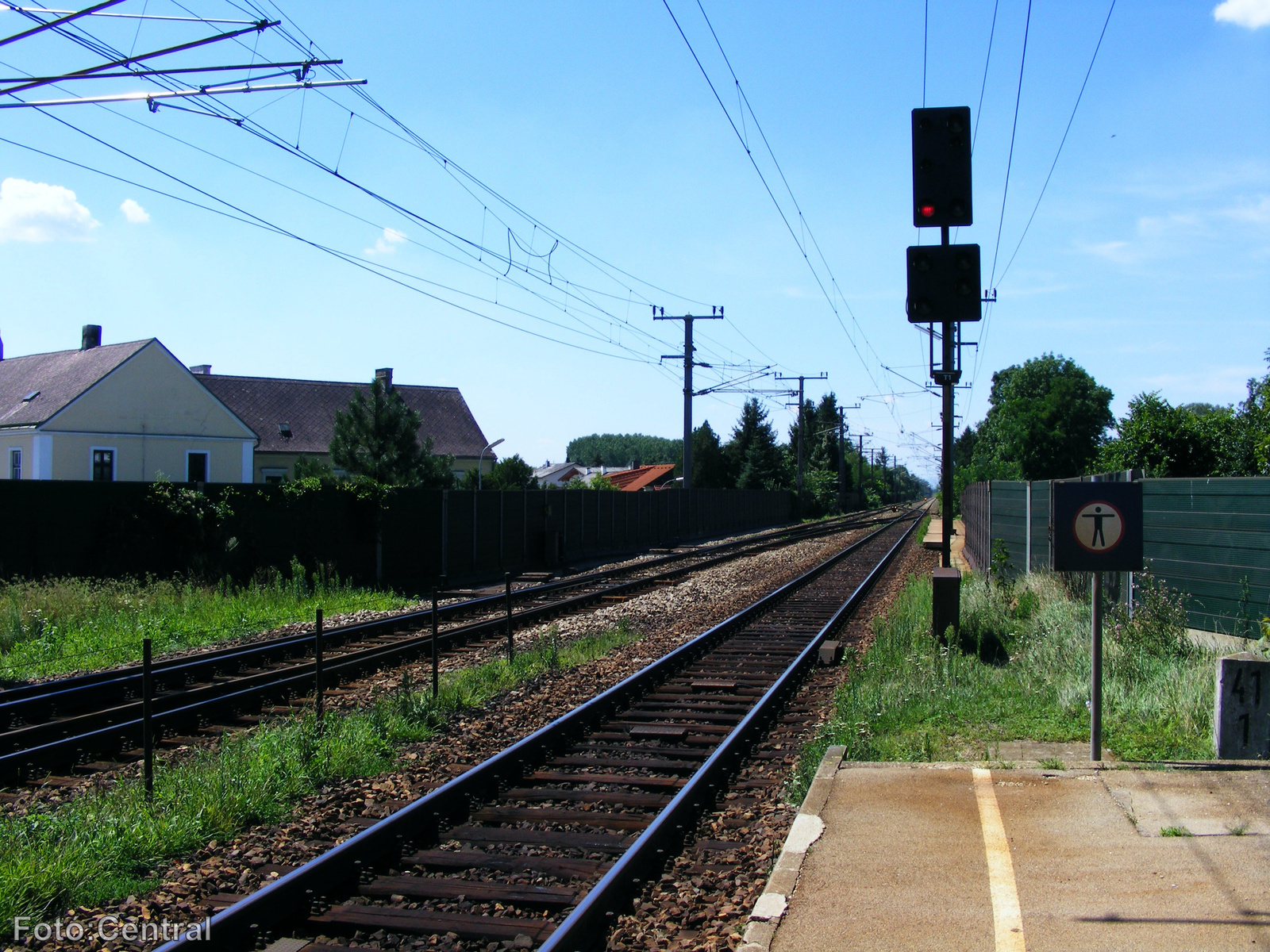 Az I.számú vágány peronjának végéről Götzendorf állomás felé tek