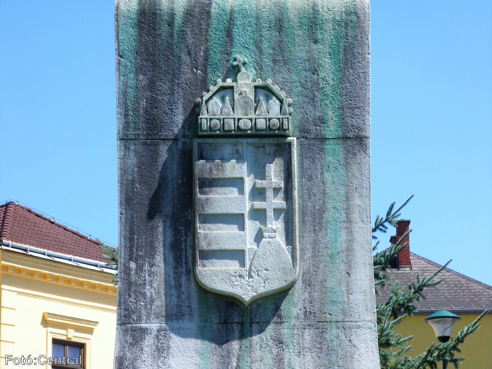 A szobor talapzatán található Magyarország címere.