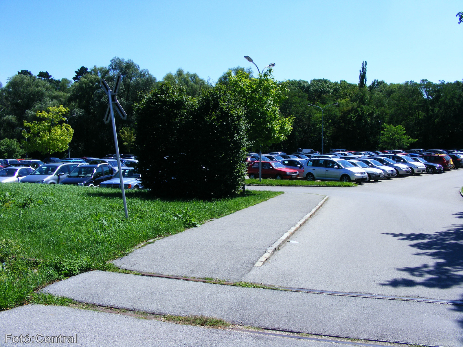 Az állomás túloldalán lévő hatalmas gépkocsiparkoló.