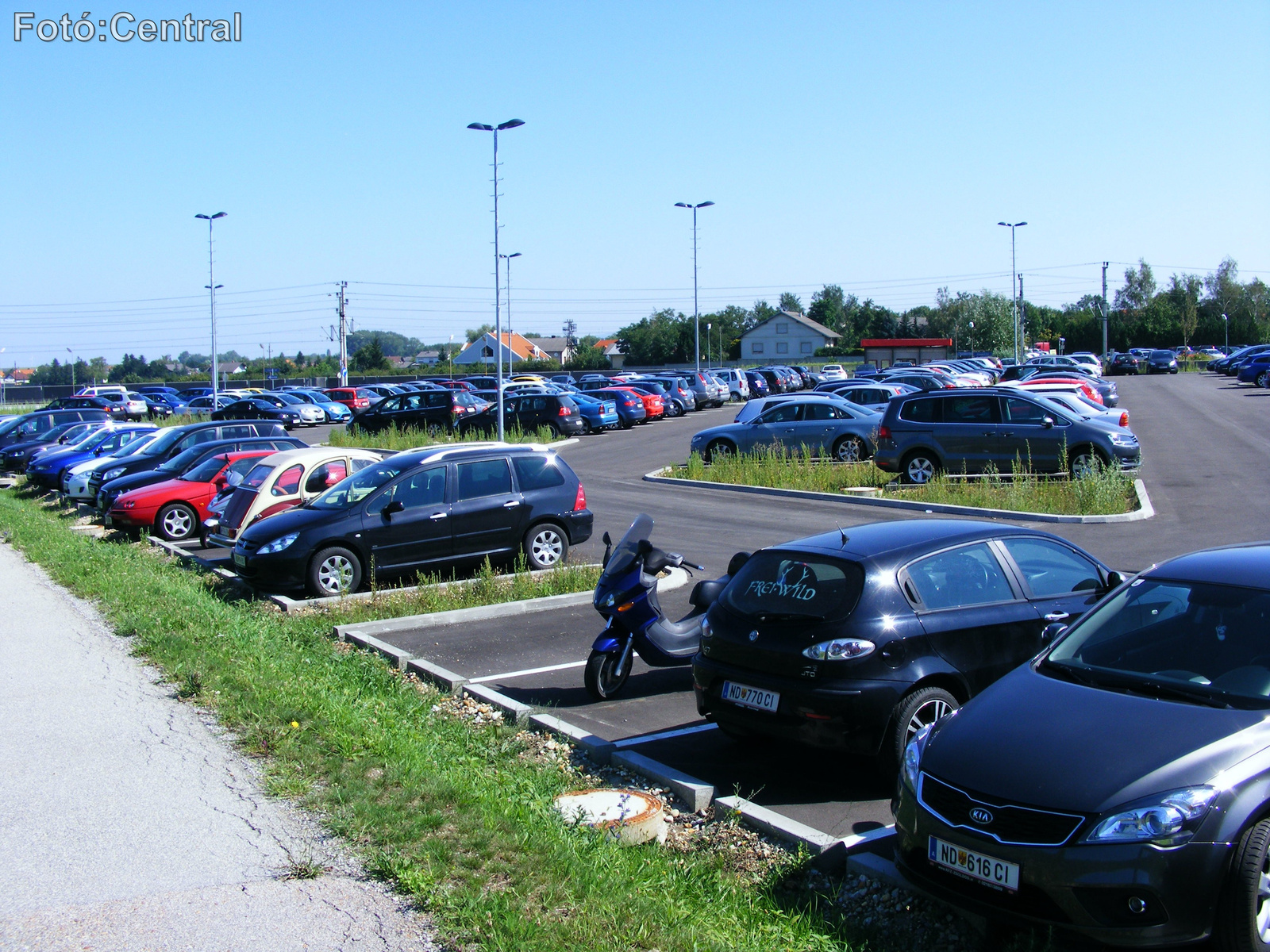 A V alakú megállóhelynél lévő hatalmas gépjárműparkoló.