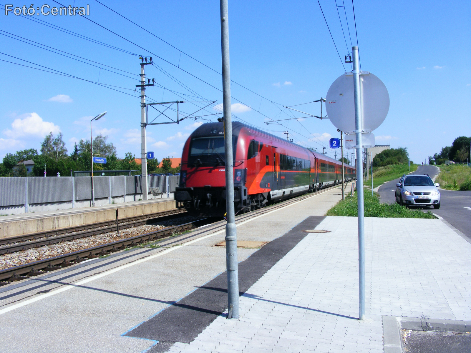 Railjet vonat halad a 2.számú vágányon Budapest Keleti pályaudva