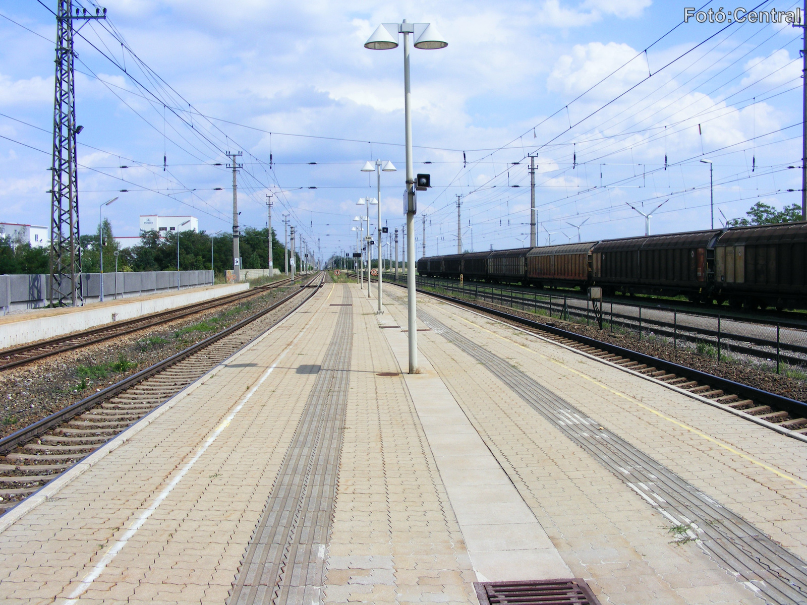 A 2.és 3.számú vágányok között lévő peron Zurány(Budapest)felé n