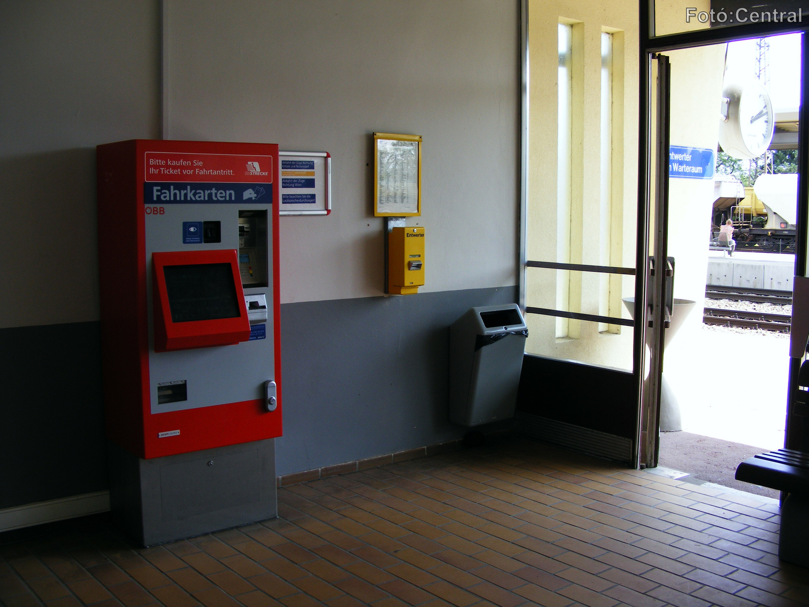 A váróteremben lévő jegykiadó automata.