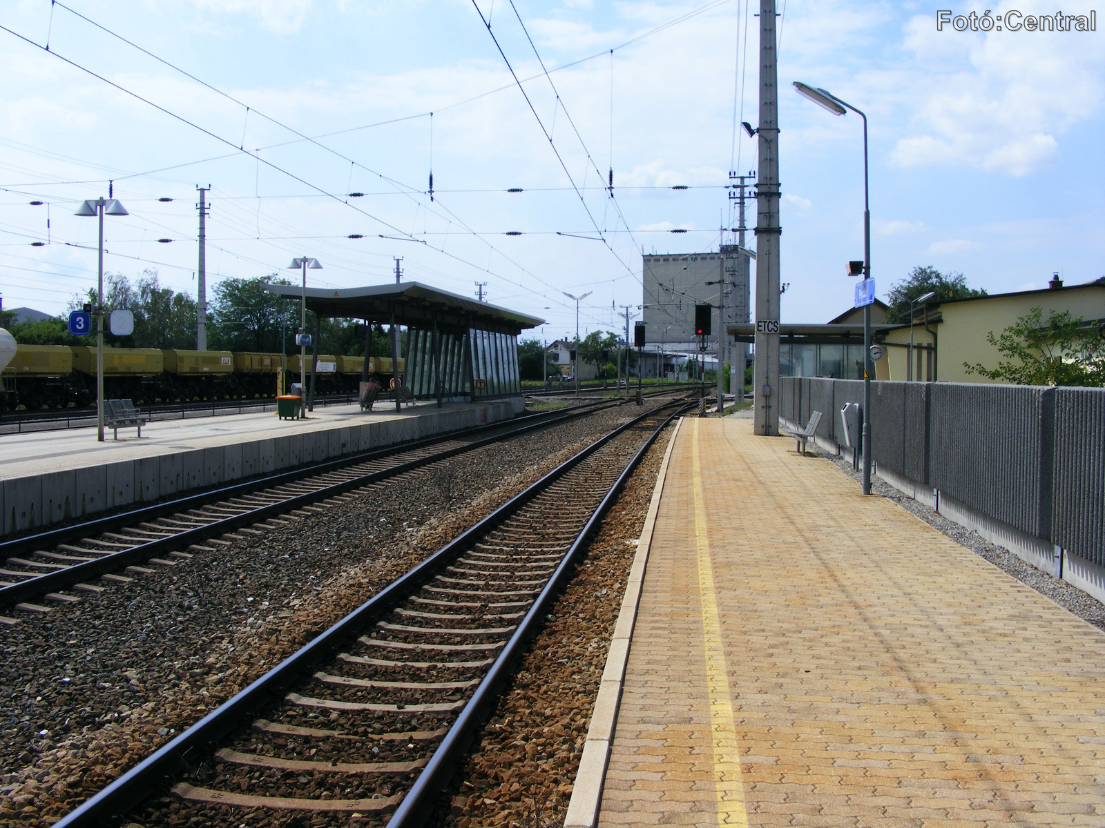 Az 1.számú vágány mellett lévő peron Bruck-Királyhida (Wien)felé