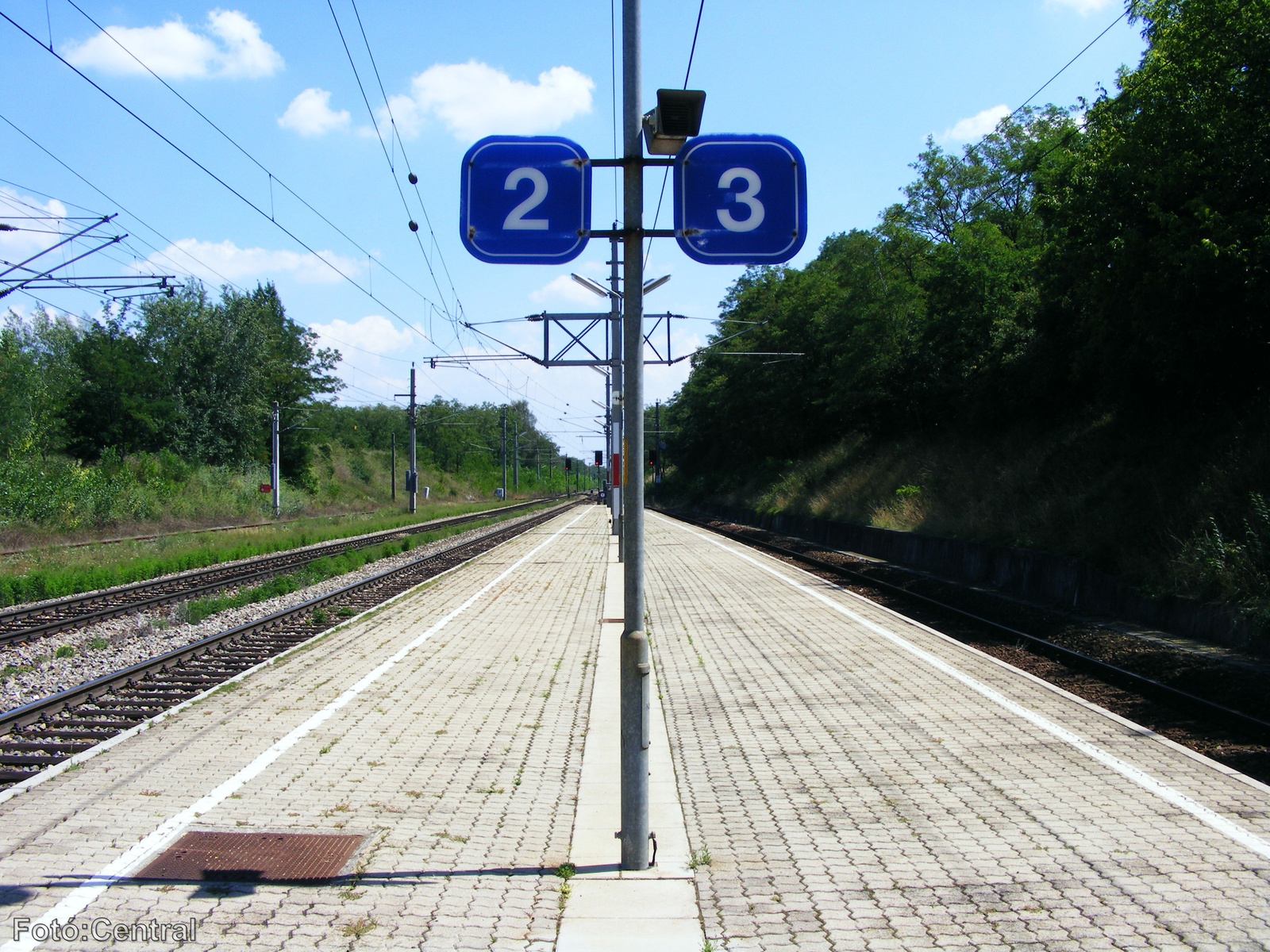 A II.és III.számú vágányok között lévő peron Miklóshalma felé né