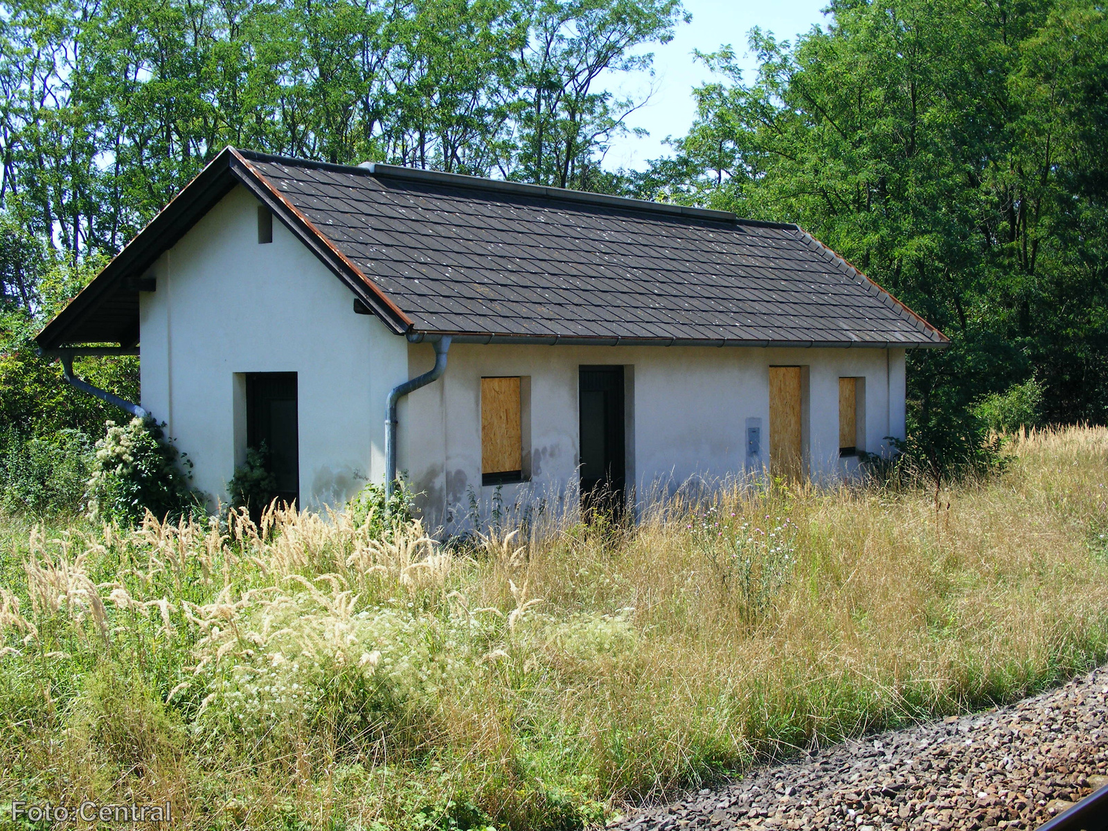 Egy használaton kívüli vasúti melléképület a felvételi épülettel