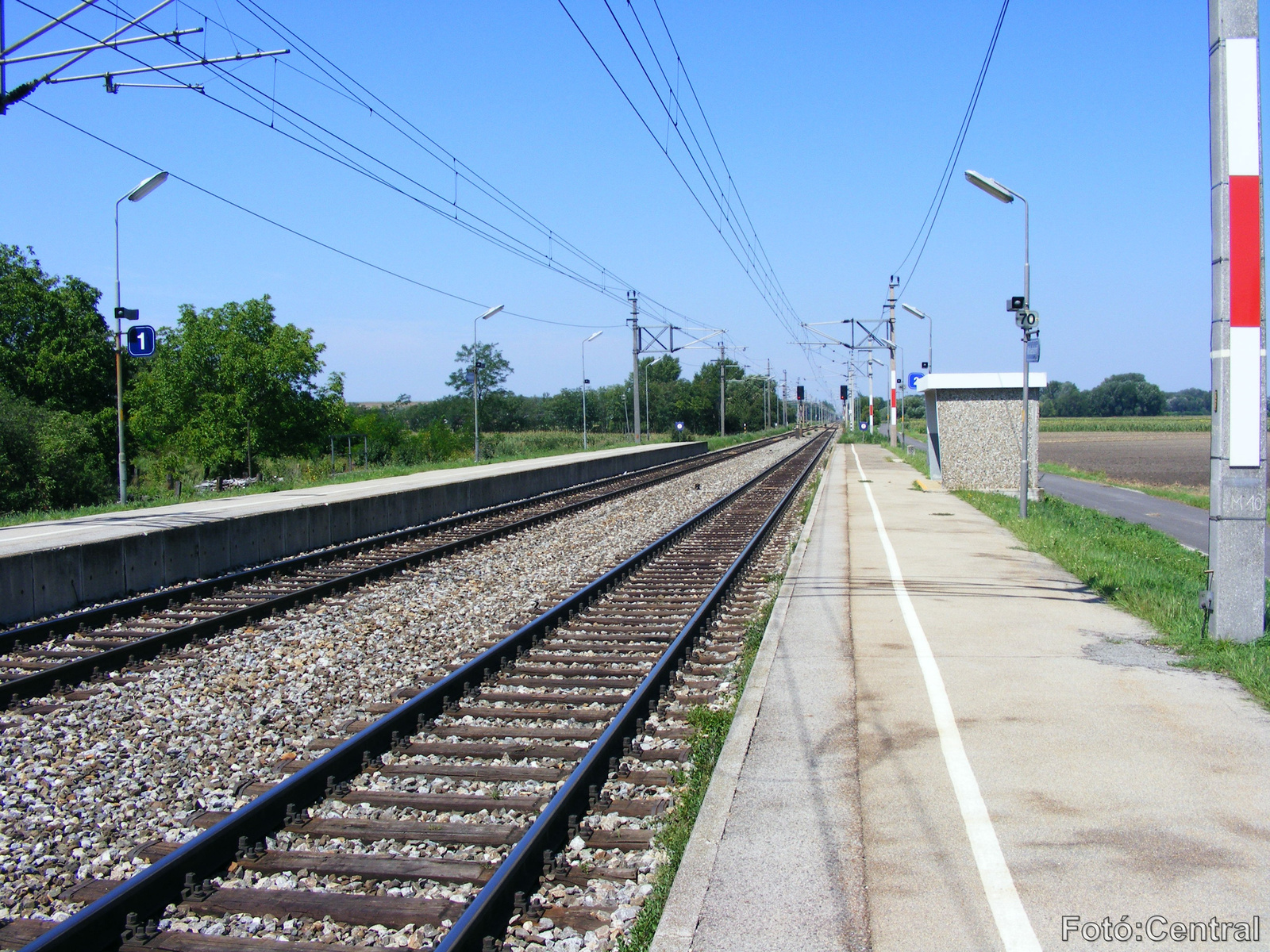 A 2.számú vágány mellett lévő peron Zurány felé nézve.