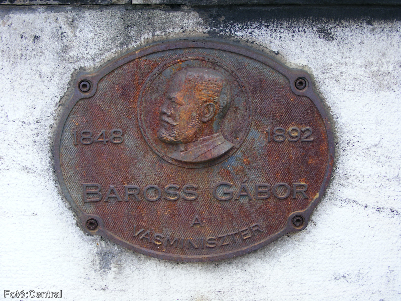 A Baross híd gyalogos feljárójánál lévő Baross Gábor emléktábla.