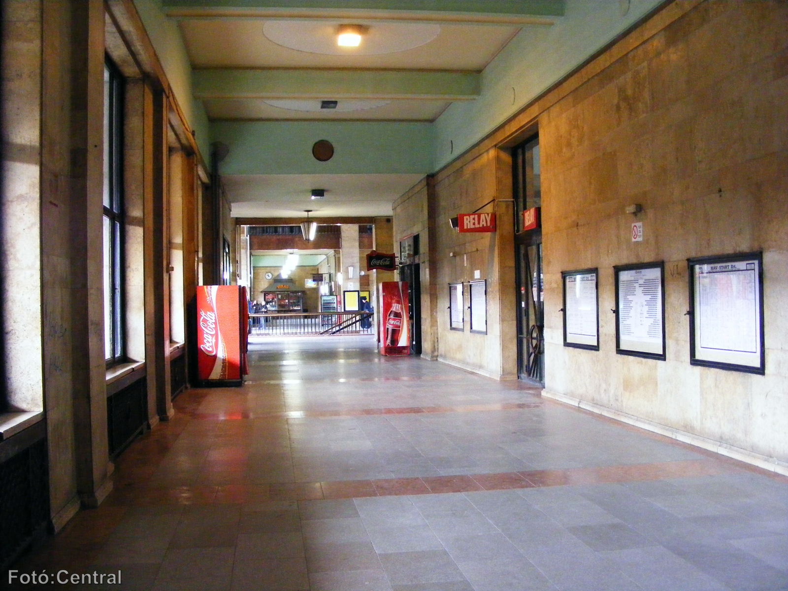 A pénztárcsarnokból kiágazó bal oldali folyosó.