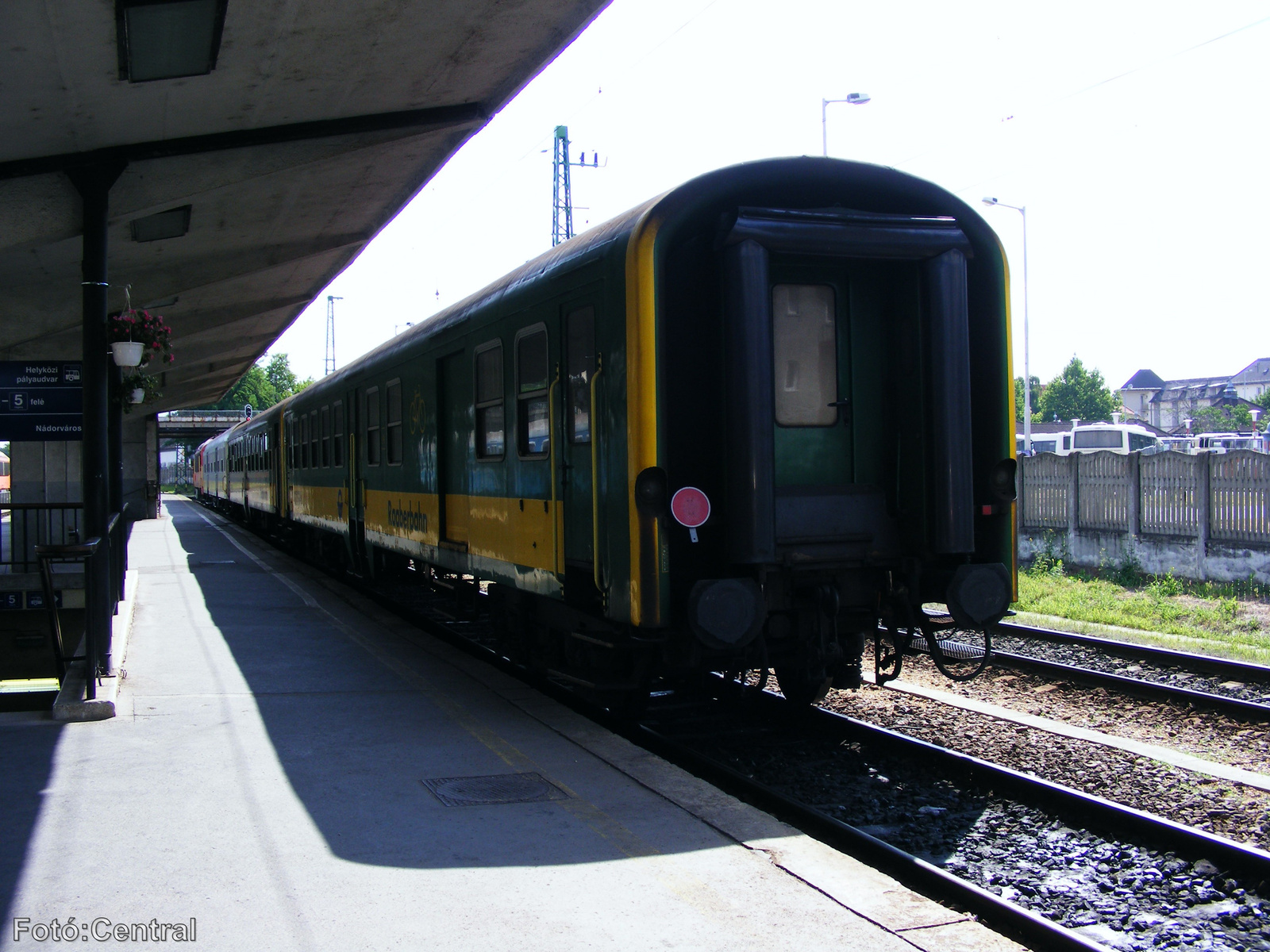 Gysev kocsikból álló celldömölki személyvonat Győrben.