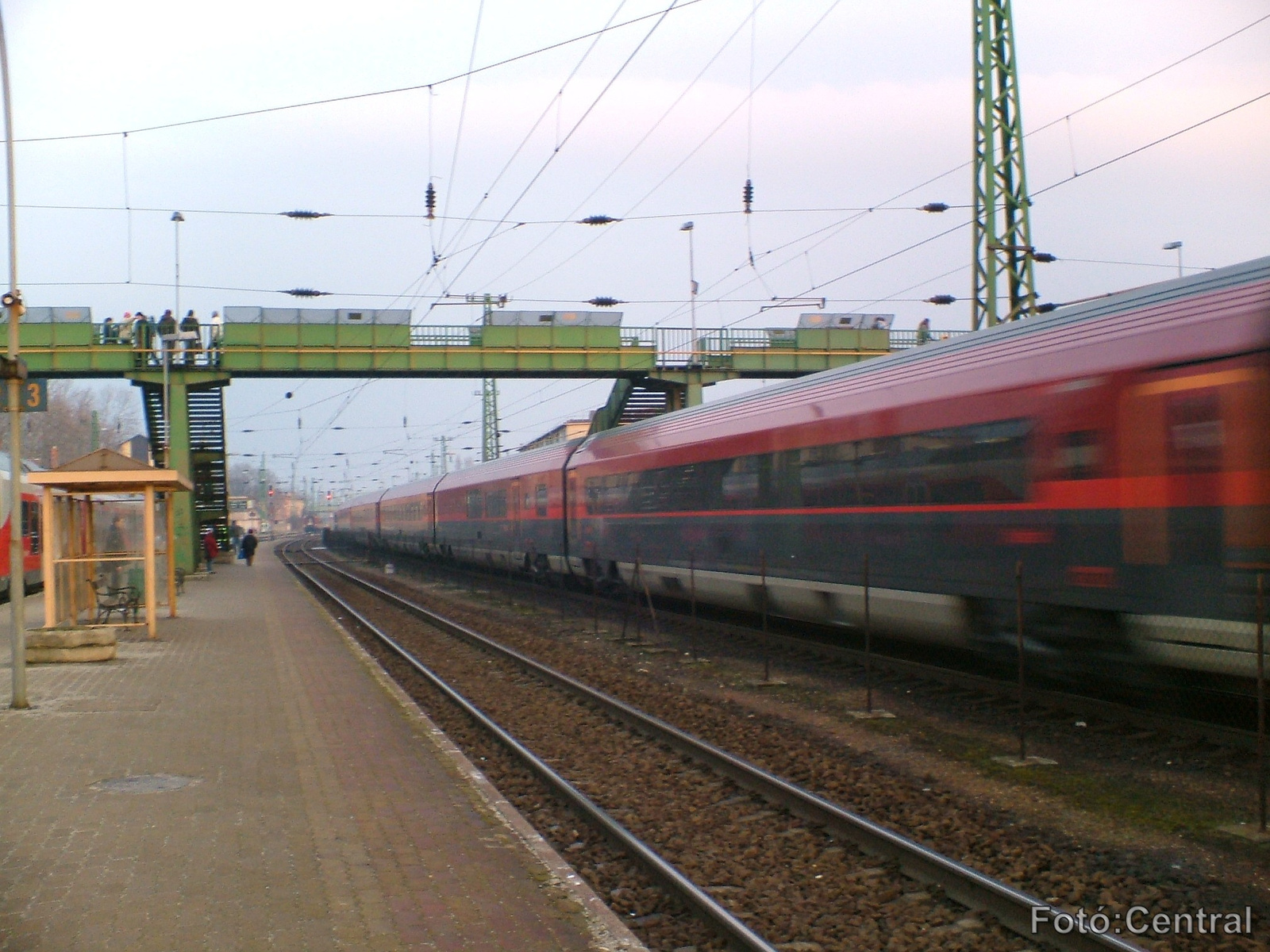 Railjet vonat halad az állomáson.