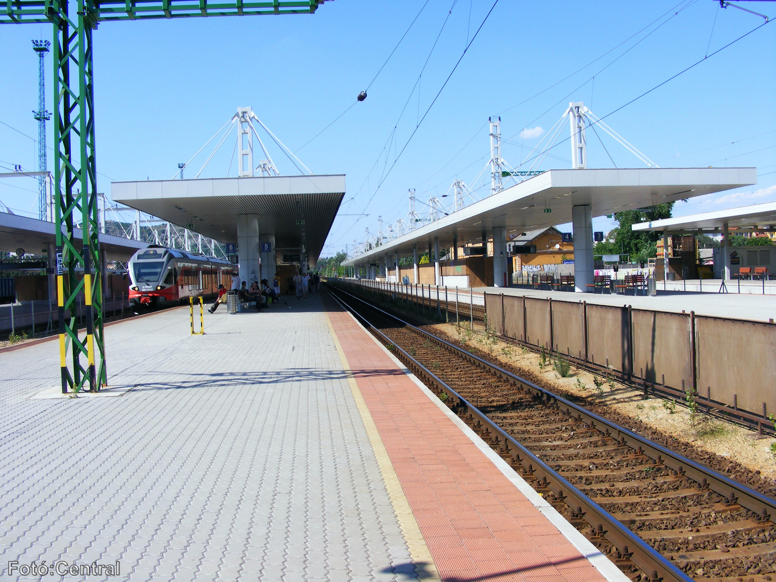 A peronok,a kezdőpont felé nézve.