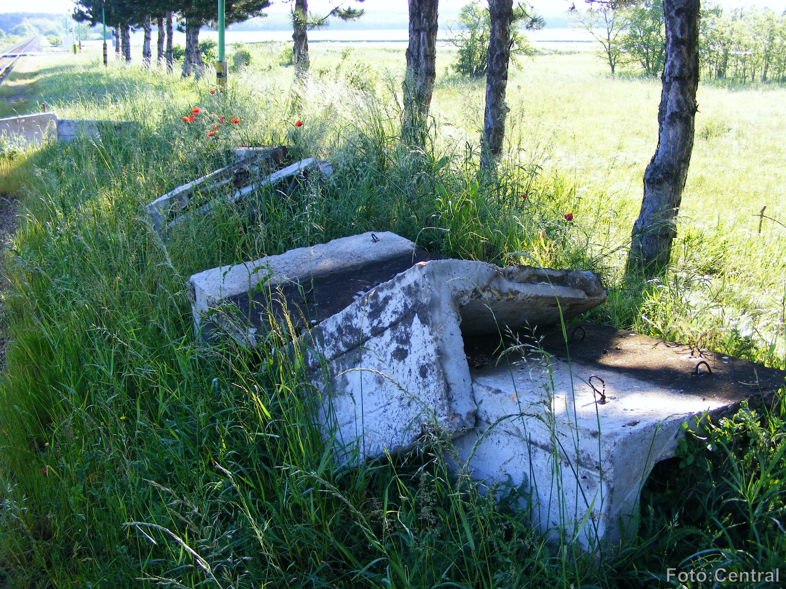 A peronon számos beépítetlen betonelem található.