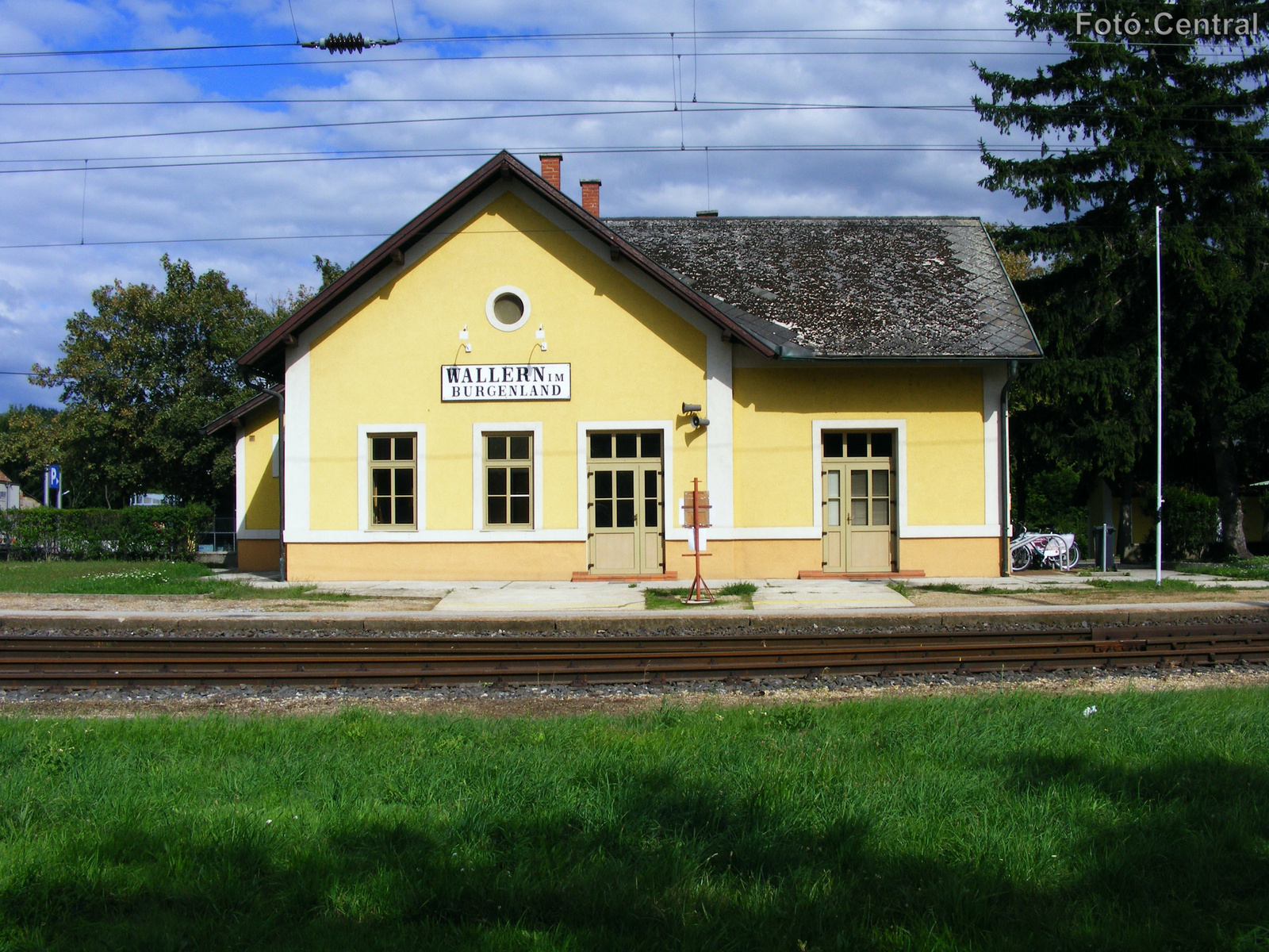 A szárnyépülettel kibővített IV.osztályú HÉV épület szemből nézv