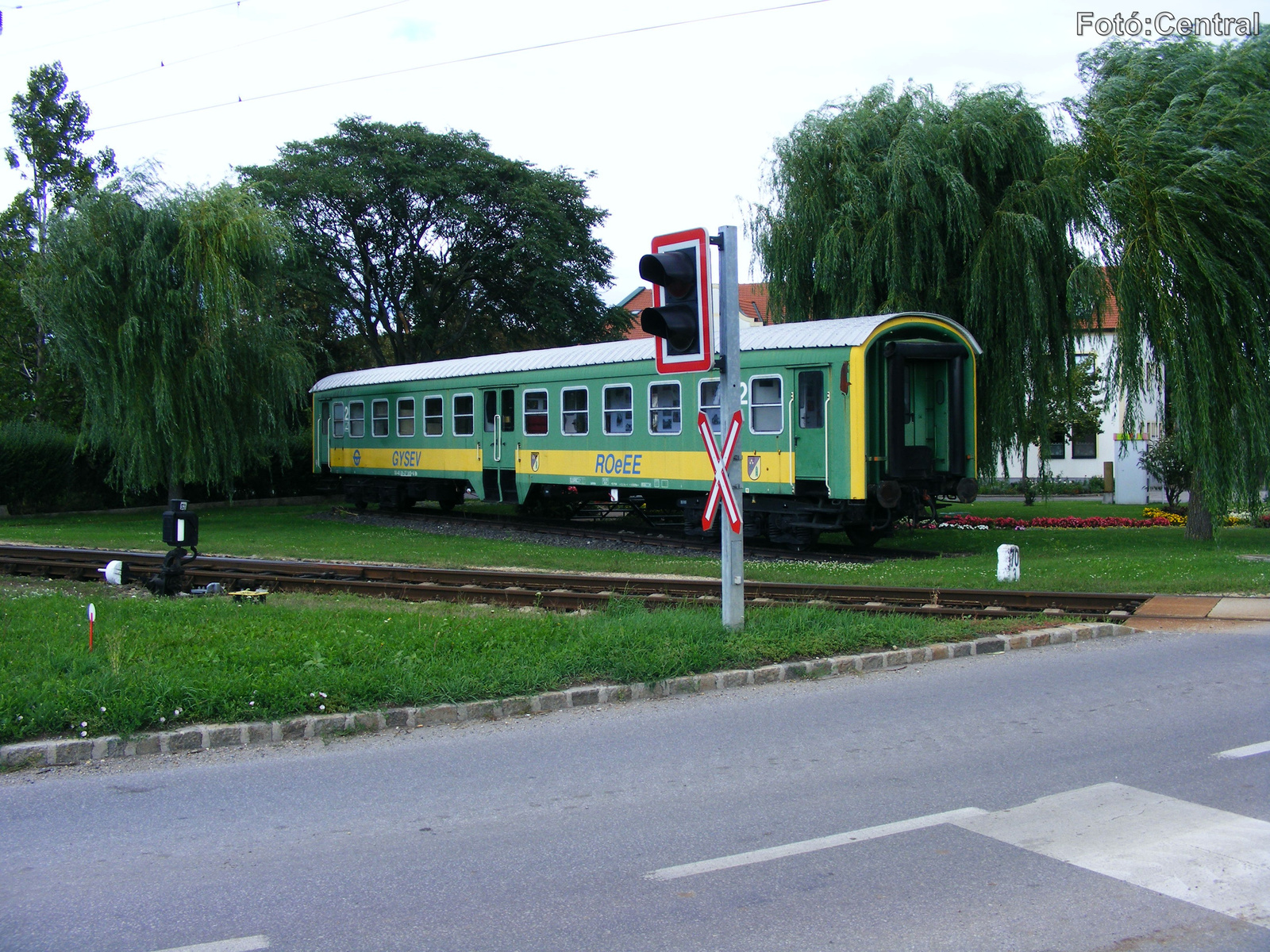 A parkban kiállított személykocsi.