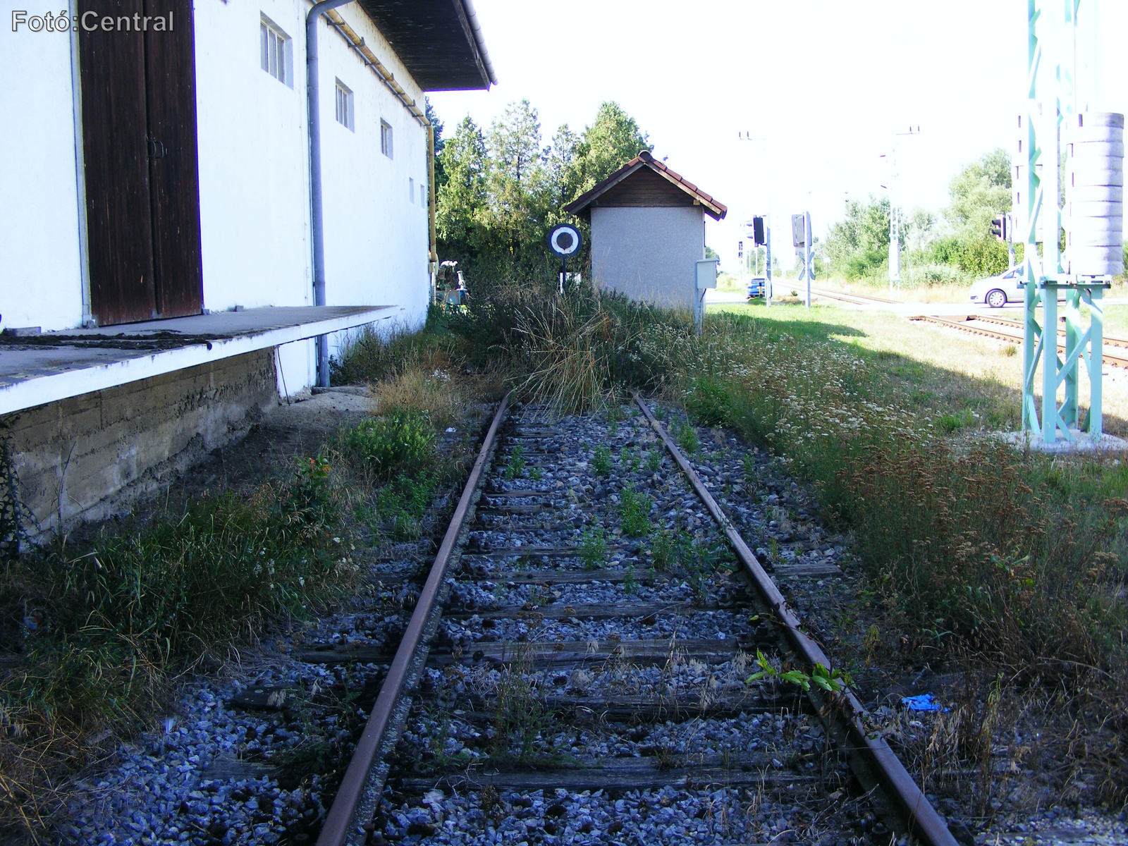 A rakodóvágány,földkúpban végződik.