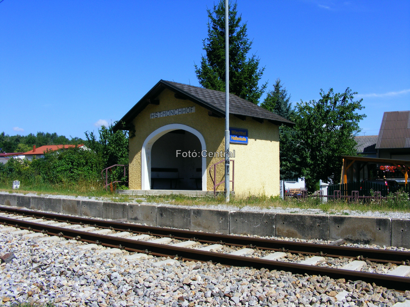 A megállóhely esőbeállója Barátudvar-Féltorony állomás felől néz