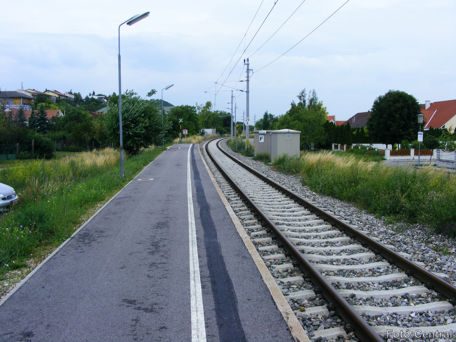 A megállóhely peronja Nezsider felé nézve.