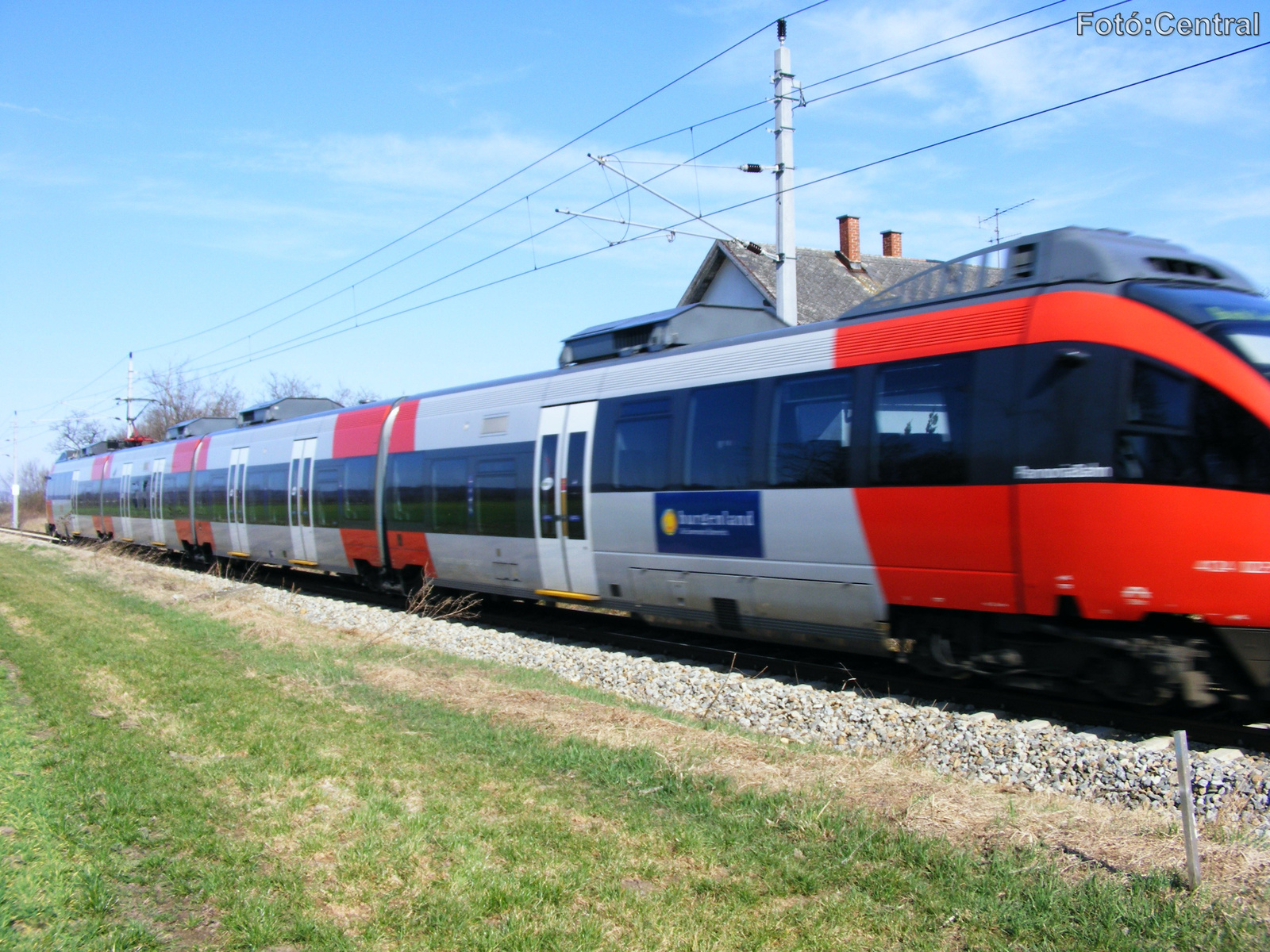 Az ÖBB egyik személyvonata halad az egykori megállóhelynél.