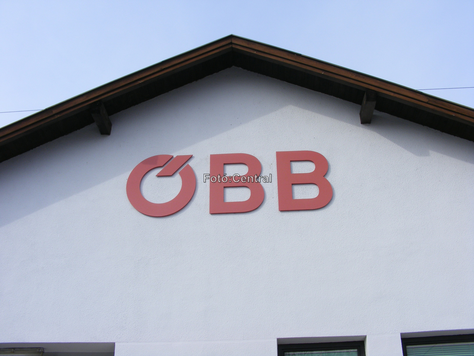 Az ÖBB reklámja a felvételi épület homlokzatán.