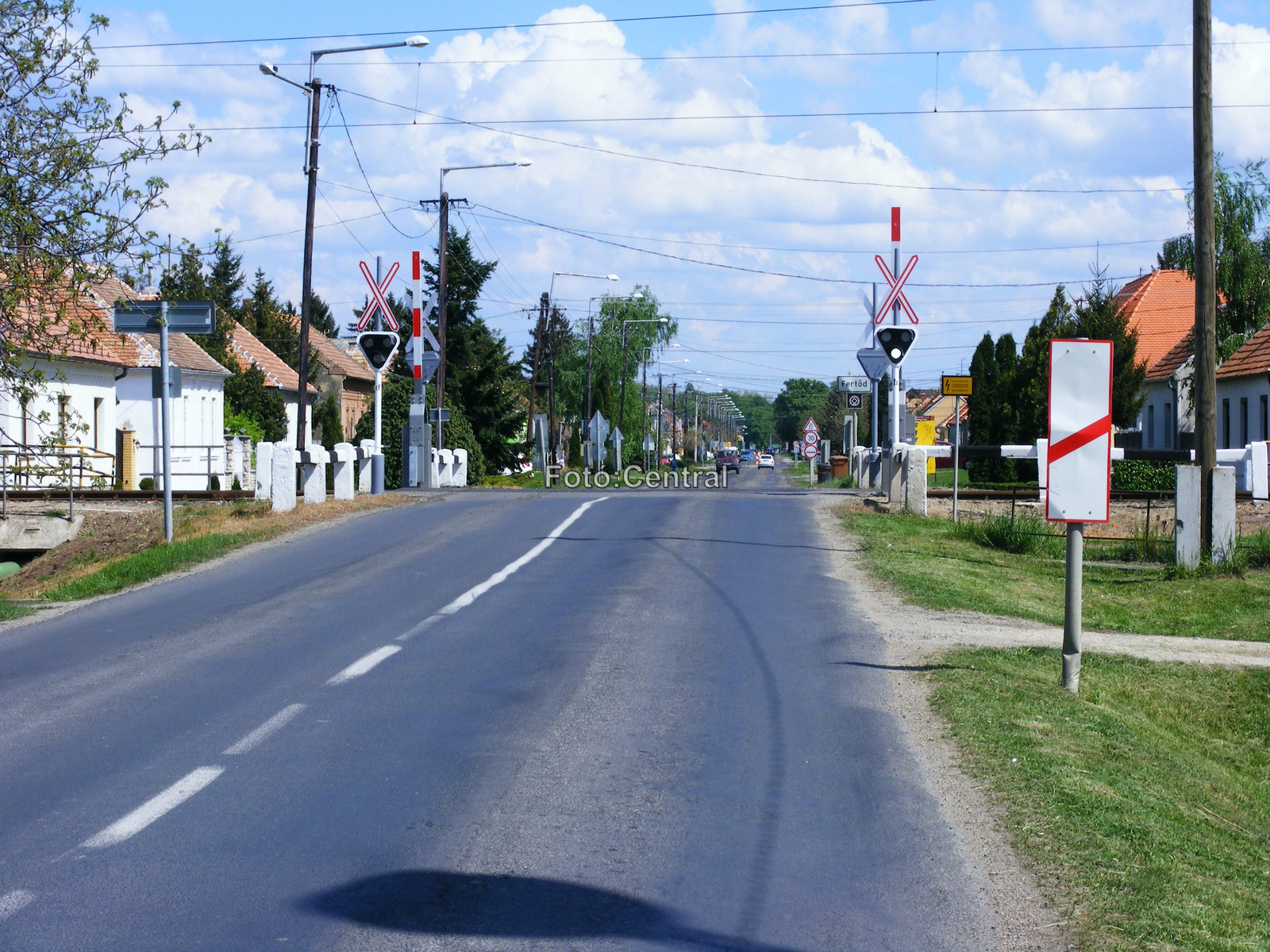 A megállóhelynél lévő útátjáró,Fertőszéplak község felől nézve.