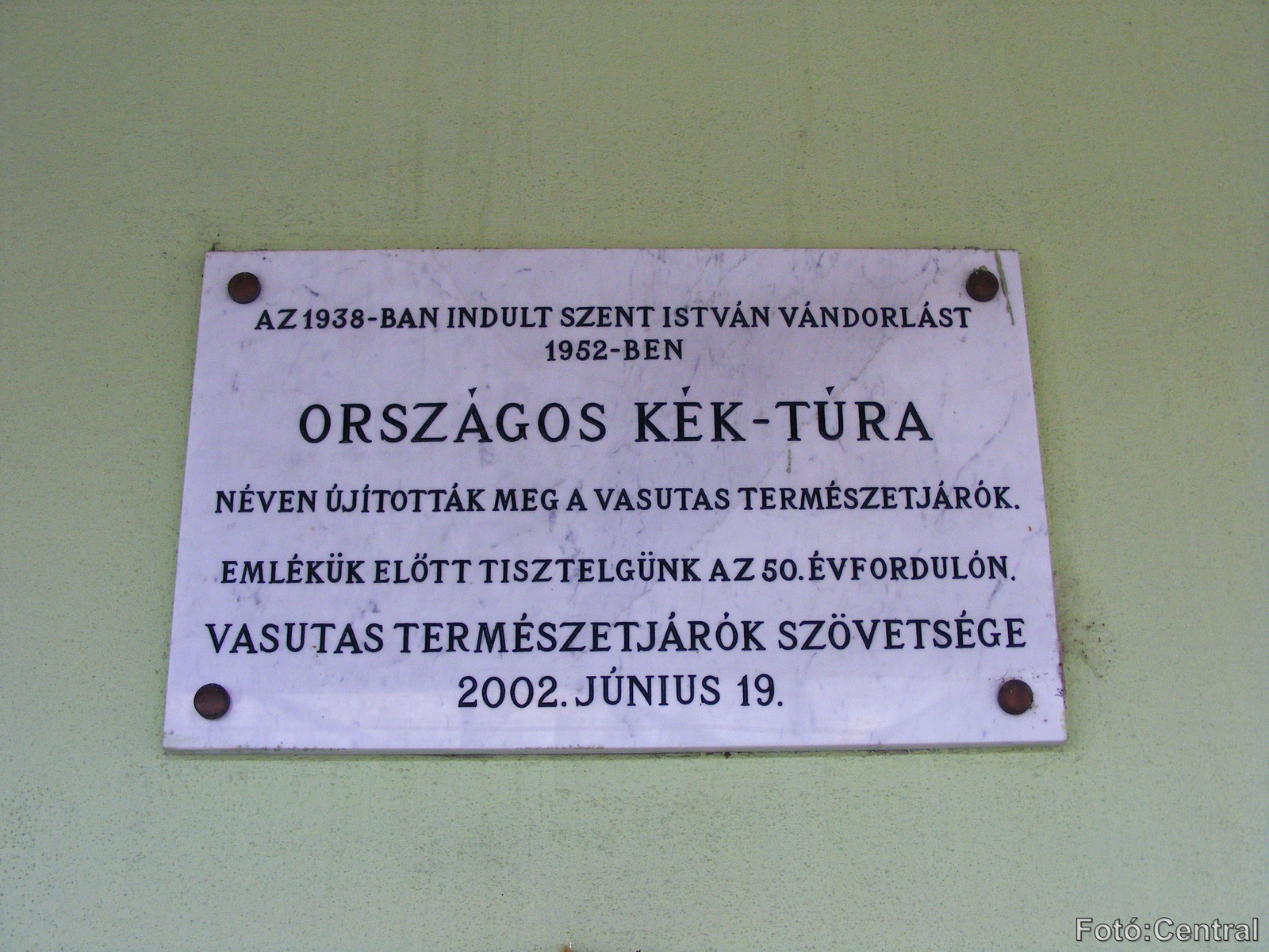 Az Országos Kék-túra 2002.június 12.-én lelelezett emléktáblája 