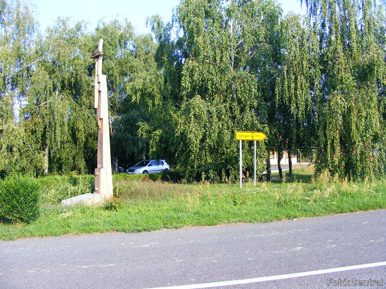 A vasút egykori nyomvonalán állva,nézet Rőtfalva felé.