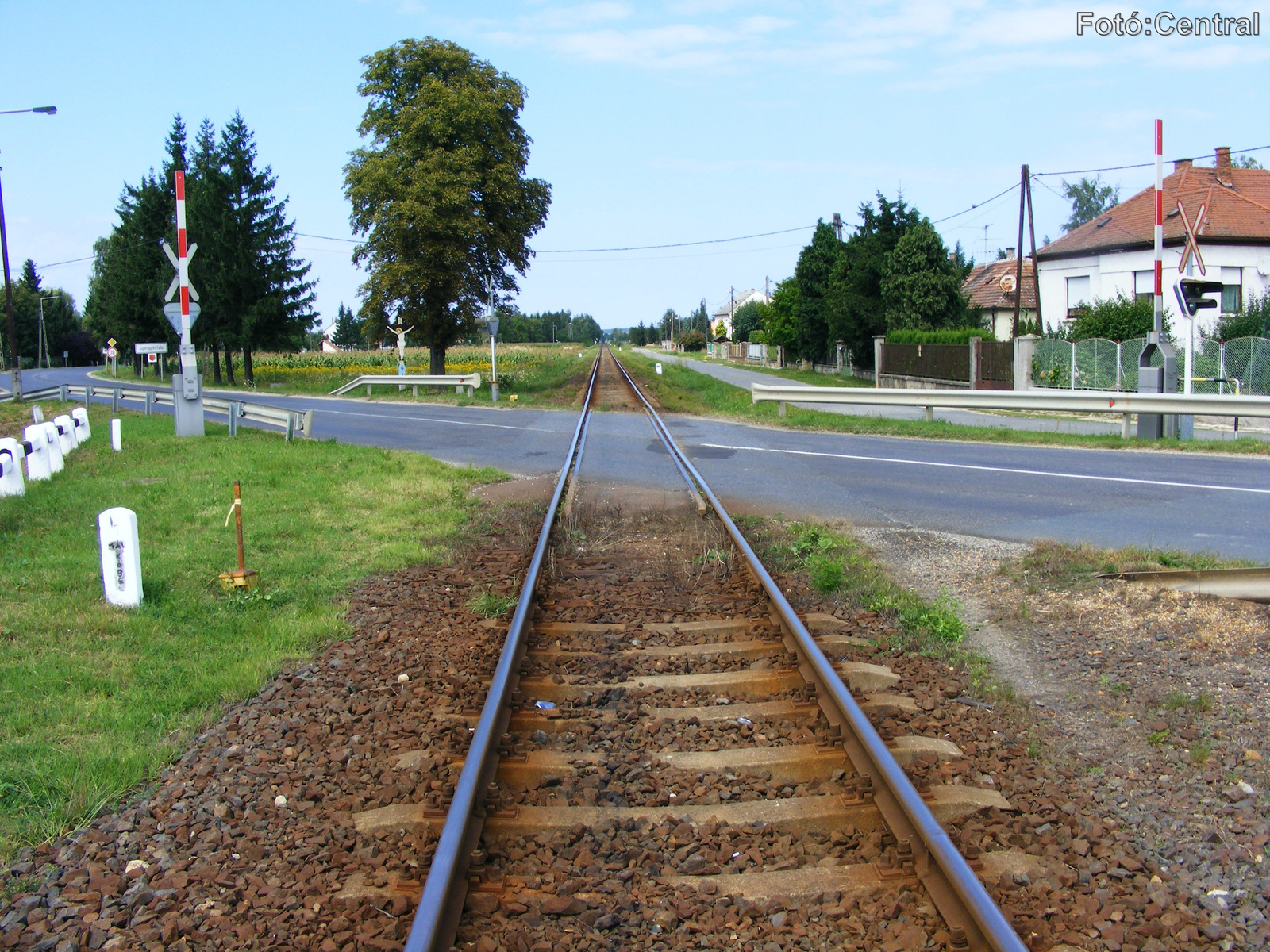 A 87-es számú főközlekedési út vasúti átjárója a megállóhely irá