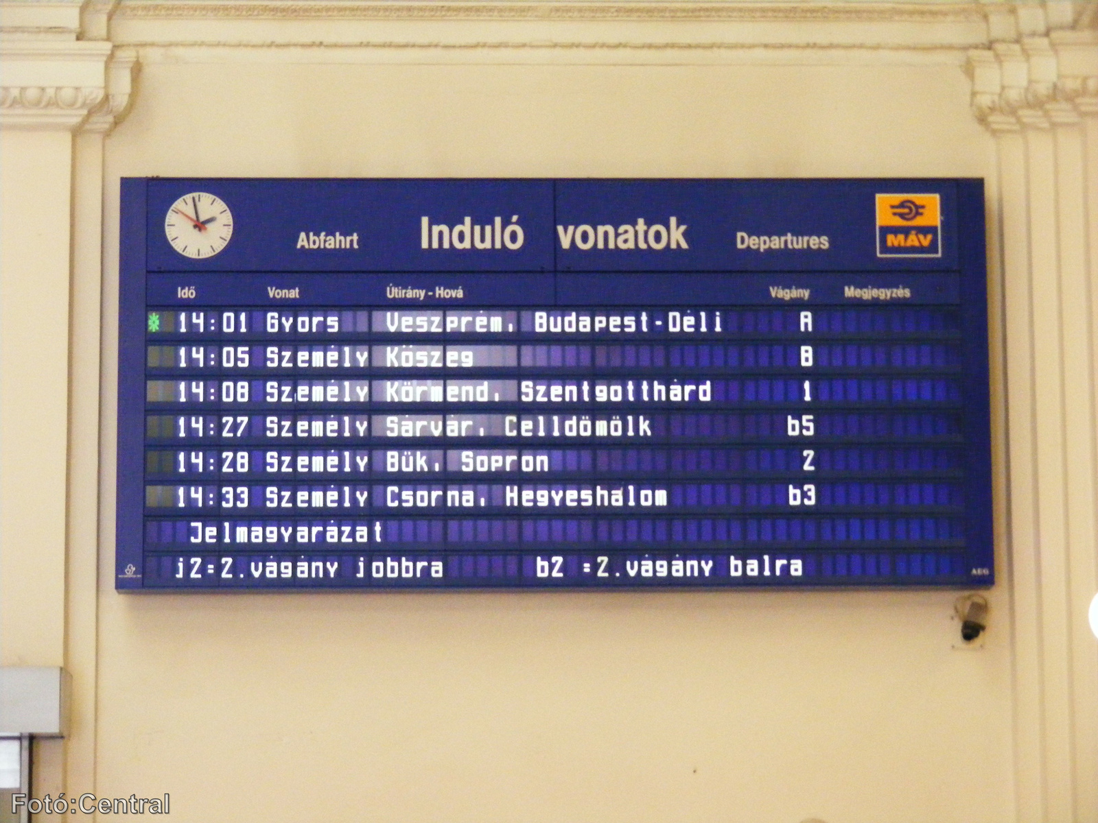 A nagy várócsarnokban lévő vizuális utastájékoztató tábla.(Indul