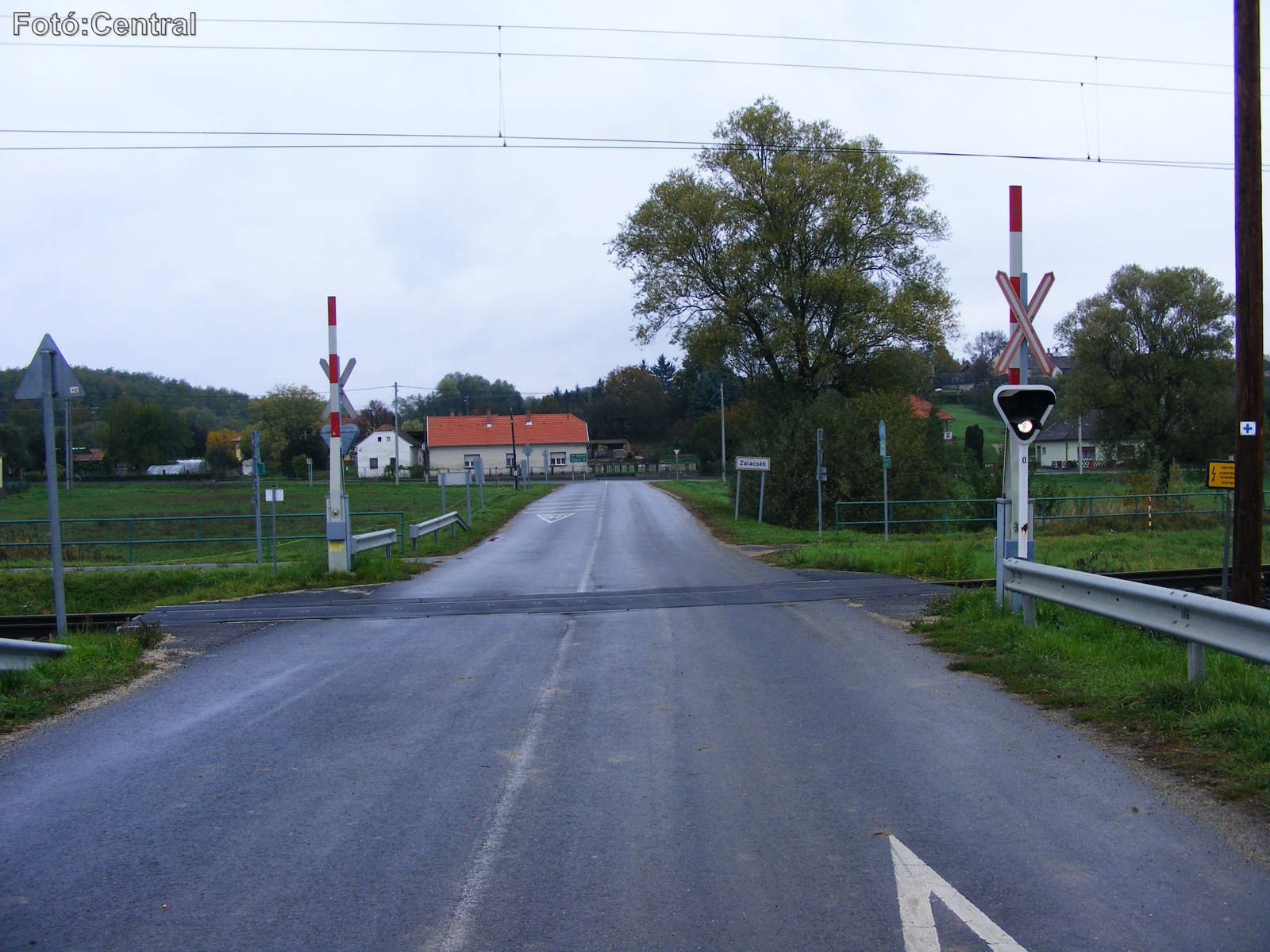 A zalalövői oldalon lévő vasúti átjáró Salomvár felől nézve.