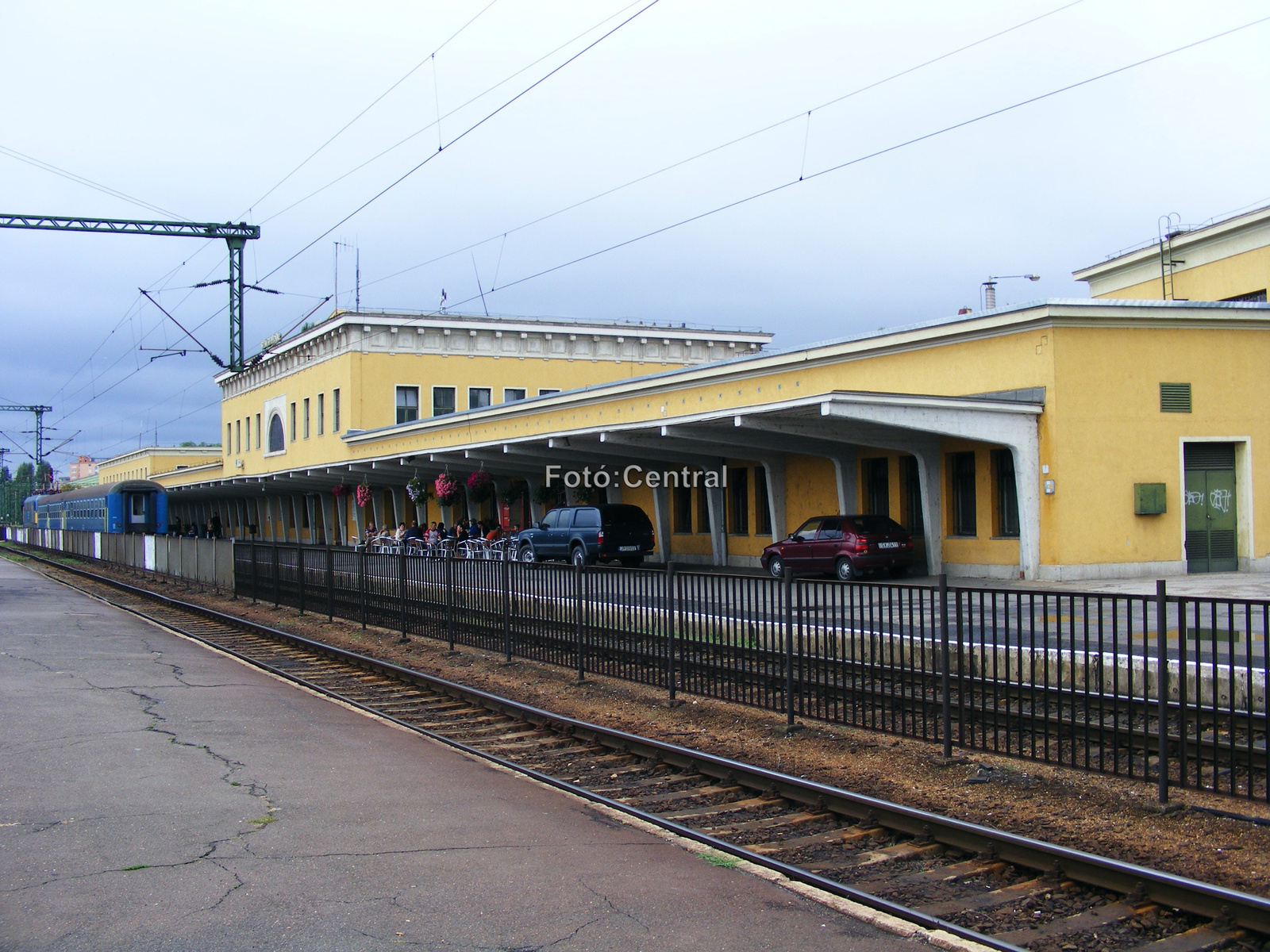 A felvételi épület vágányok felőli képe,a kezdőpont felől nézve.